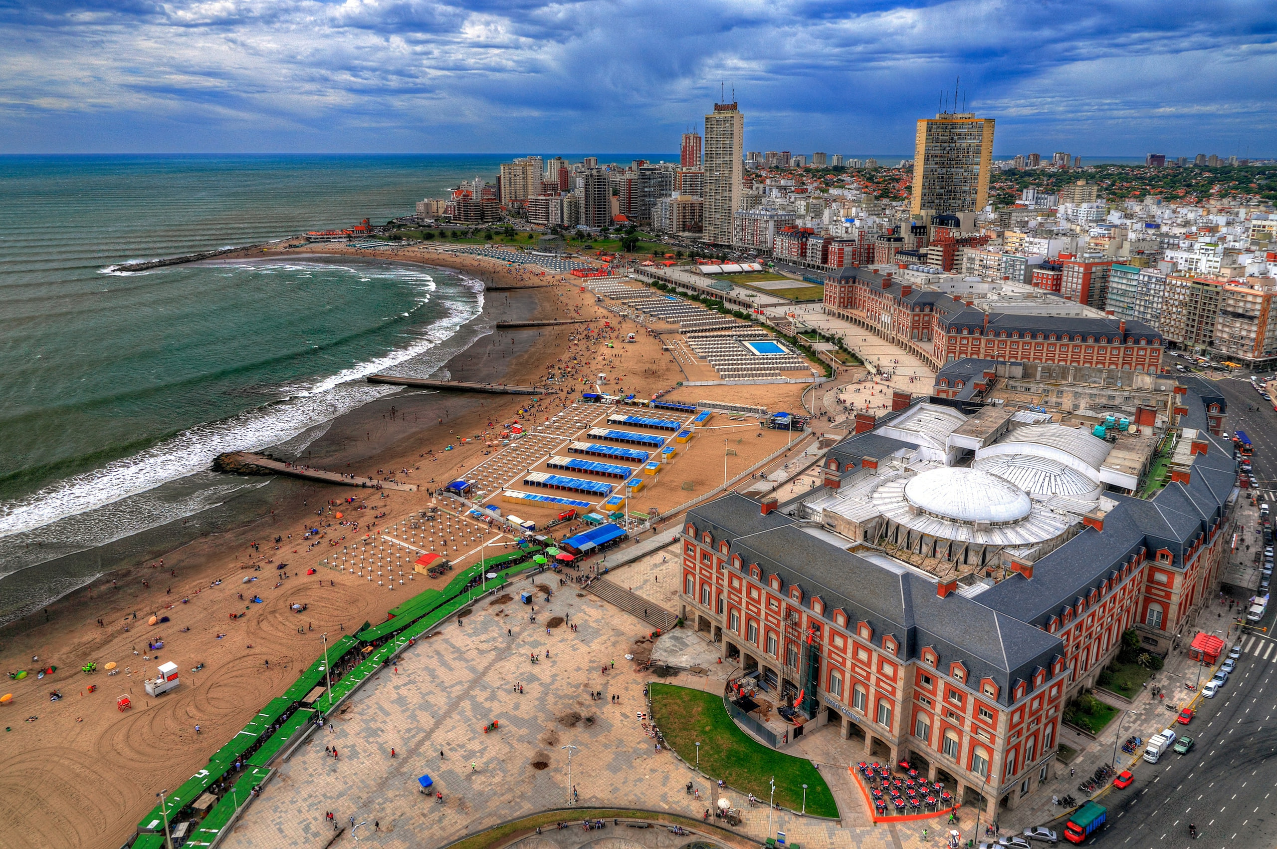 Vista aérea panorámica de Mar del Plata, Rambla, Casino Central y la costa atlántica